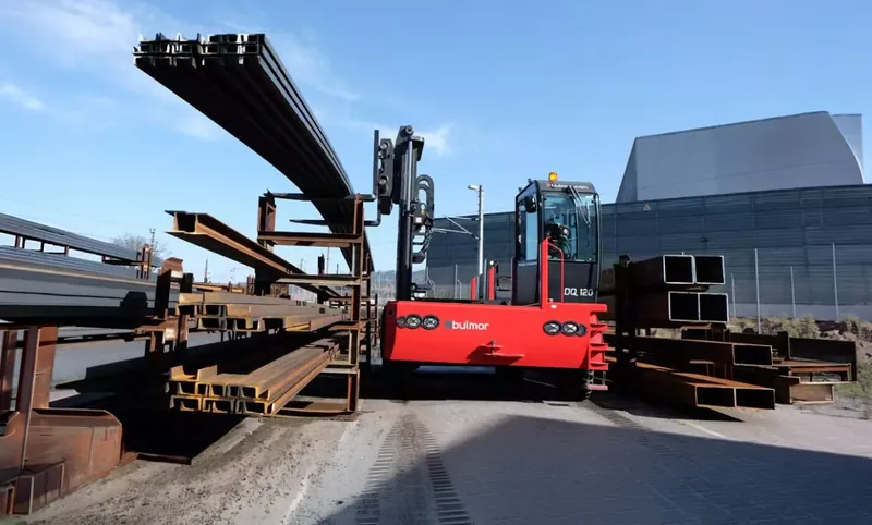 Bulmor Seitenstapler transportiert Stahl-Langgut