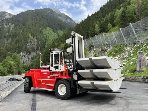 SVETRUCK Schwerlaststapler mit Tunnelsegmenten aus Beton