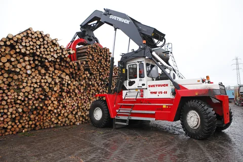 SVETRUCK TMF 15/11 Holzstapler mit Rundholz im Greifer, Produktansicht