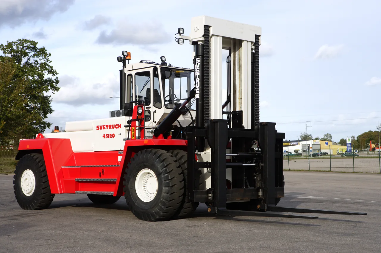 SVETRUCK 45120 Schwerlaststapler mit 45 Tonnen Tragkraft auf dem Betriebshof